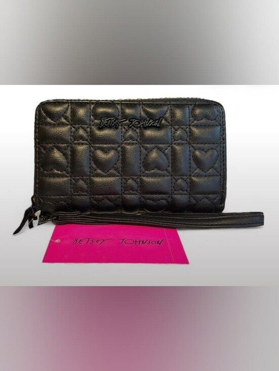 Betsey Johnson Handbags - Betsey Johnson- Heart 🖤 Quilted Zip Wallet - Wristlet